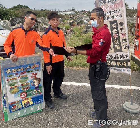 ▲為了提醒民眾掃墓應謹記「不用火」，台南市消防局灣裡分隊積極進行宣導工作，提醒民眾切勿在掃墓時使用火焚燒雜草或者其他物品。（圖／記者林東良翻攝，下同）