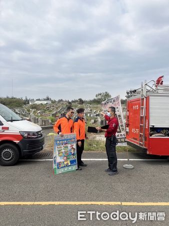 ▲為了提醒民眾掃墓應謹記「不用火」，台南市消防局灣裡分隊積極進行宣導工作，提醒民眾切勿在掃墓時使用火焚燒雜草或者其他物品。（圖／記者林東良翻攝，下同）