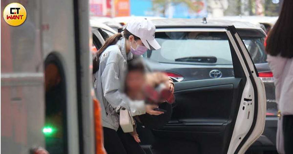 上月24日下午，蘇小軒帶孩子到百貨公司逛街挑禮物，下車時很敏捷地把小孩「捧」出車外。（圖／本刊攝影組）