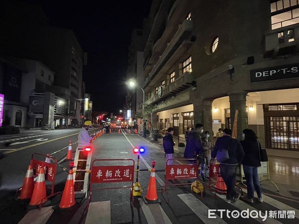  ▲台南市中西區市定古蹟林百貨5樓頂層，雨遮板底部粉刷層表面洗石子，於19日晚上局部剝離，係90多年雨遮板舊建材疑熱脹冷縮剝落。（圖／記者林東良翻攝，下同）