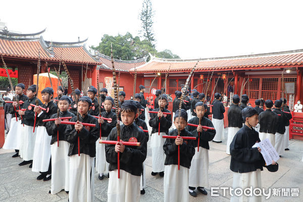 ▲台南市2024年度春祭大成至聖先師孔子釋奠典禮，20日清晨6時於孔廟大成殿舉行，由台南市長黃偉哲主持。（圖／記者林東良翻攝，下同）