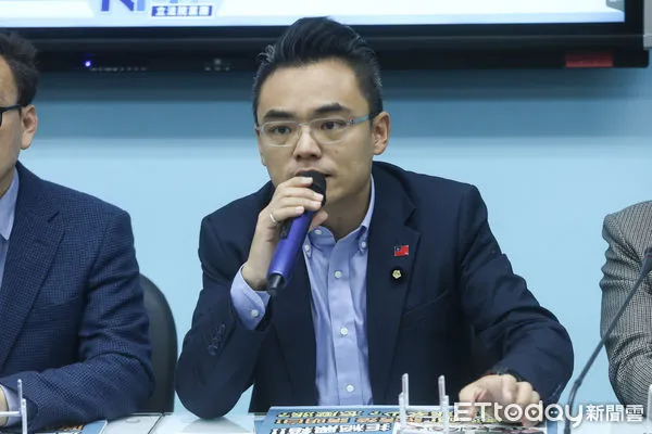 ▲國民黨立委洪孟楷、張智倫、鄭正鈐、羅廷瑋召開「電價狂漲！租屋電價破9元 指日可待？」記者會。（圖／記者林敬旻攝）