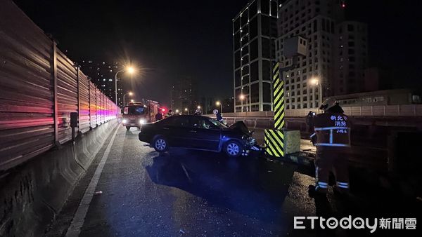 ▲▼葉姓男子太累自撞台64上測速相機，車頭嚴重毀損             。（圖／記者陳以昇翻攝）