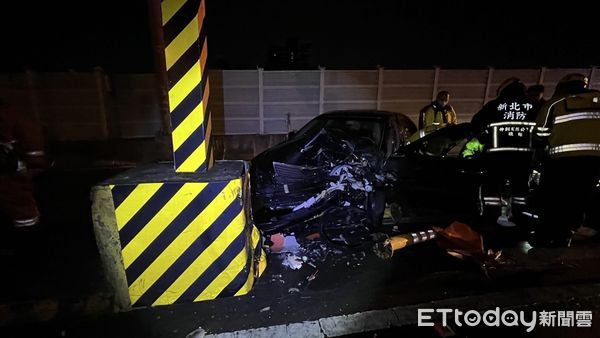 ▲▼葉姓男子太累自撞台64上測速相機，車頭嚴重毀損             。（圖／記者陳以昇翻攝）