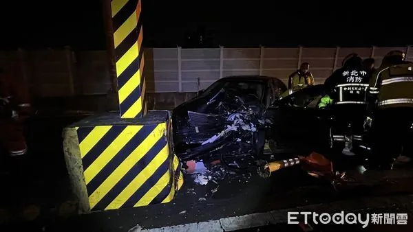 ▲▼葉姓男子太累自撞台64上測速相機，車頭嚴重毀損             。（圖／記者陳以昇翻攝）