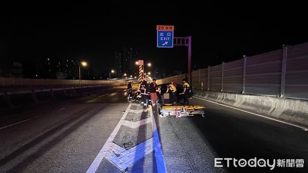 ▲▼葉姓男子太累自撞台64上測速相機，車頭嚴重毀損             。（圖／記者陳以昇翻攝）