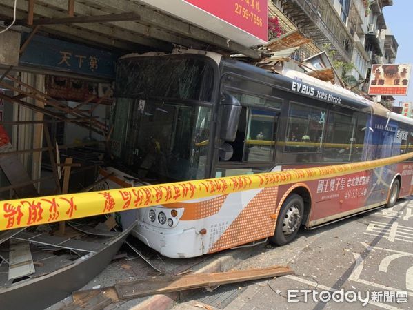 ▲▼公車撞三媽臭臭鍋             。（圖／記者黃彥傑翻攝）