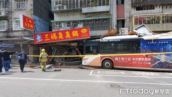 ▲▼台北市信義區中坡南路公車撞進三媽臭臭鍋釀2傷。（圖／記者黃彥傑攝）