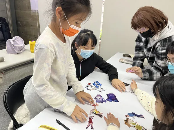 ▲兒童透過拼貼創作方式感受電影畫面和故事的構成。（圖／新竹市政府提供）