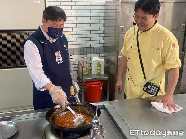 ▲台南市教育局20日於亞洲餐旅學校，舉辦「吃香喝辣不用怕─天然調味品自製增能研習營」，特別邀請專業主廚彭聖傑，傳授自製辣椒醬等天然調味品密技，讓菜色更多樣、料理更美味。（圖／記者林東良翻攝，下同）