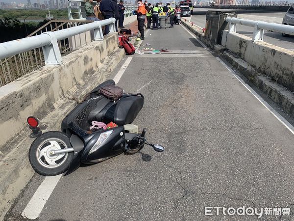 ▲▼老婦騎機車在華江橋上自摔，頭部重創送醫不治             。（圖／記者陳以昇翻攝）