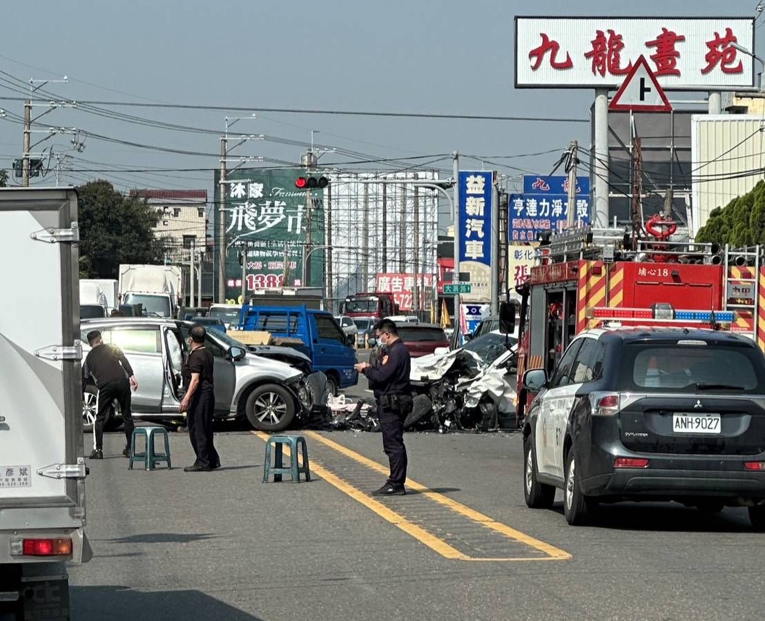 ▲埔心鄉員鹿路發生5車追撞意外。（圖／翻攝自記者爆料網）