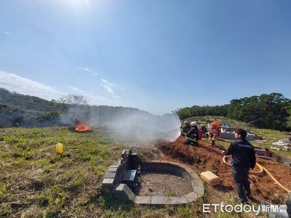 ▲▼ 新北消防局，今天在三芝墓地進行搶救演練，特別出動空拍機巡火點。（圖／記者戴上容翻攝）