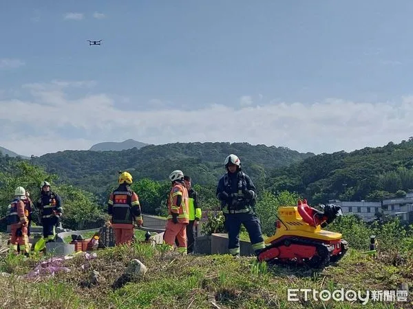 ▲▼ 新北消防局，今天在三芝墓地進行搶救演練，特別出動空拍機巡火點。（圖／記者戴上容翻攝）