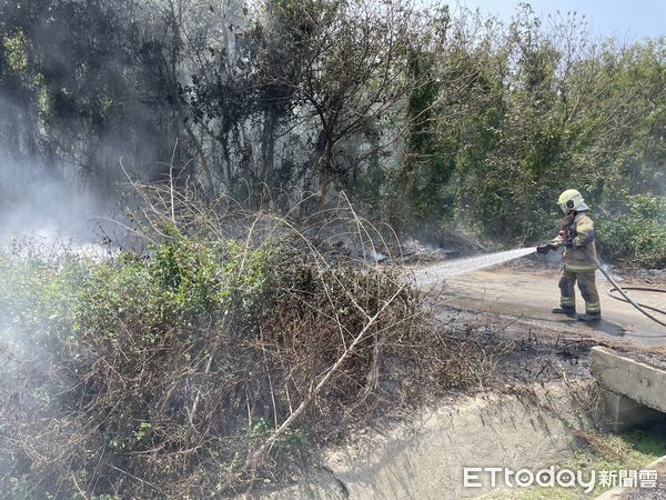 ▲台南市學甲區三慶里發生雜草火警，學甲消防隊到達現場後，發現火勢很大，並發現有人為縱火之嫌，經通報警察查獲郭姓嫌犯，訊後依公共危險罪嫌送辦。（圖／記者林東良翻攝，下同）