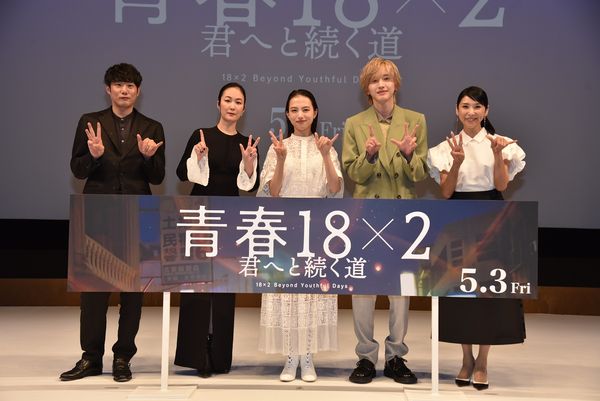 ▲（左起）導演藤井道人、演員黑木華、清原果耶、道枝駿佑、黑木瞳出席日本媒體活動。（圖／翻滾吧男孩提供）