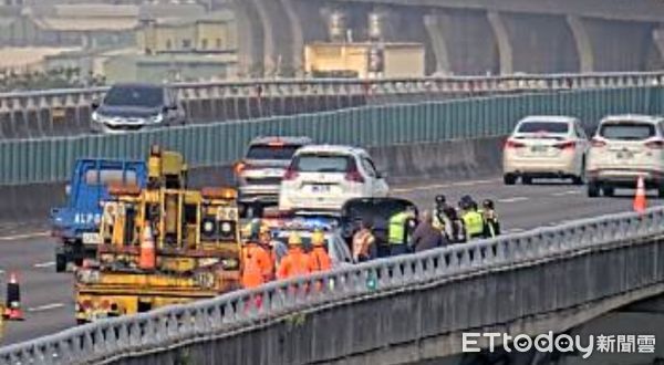 ▲▼剛下車看故障車...男子被46噸聯結車撞死　國道好心男狂揮手。（圖／記者許權毅翻攝）