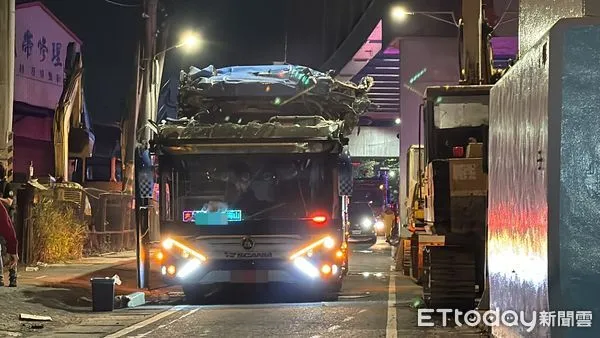 ▲高雄一輛遊覽車衝撞涵洞。（圖／記者吳世龍攝）