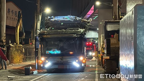 ▲高雄一輛遊覽車衝撞涵洞。（圖／記者吳世龍攝）