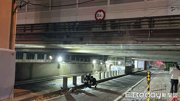 ▲高雄一輛遊覽車衝撞涵洞。（圖／記者吳世龍攝）