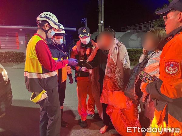 ▲▼男子喝醉跌落烏石港。（圖／記者游芳男翻攝）