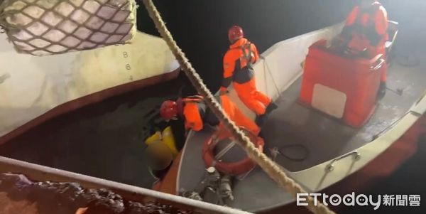 ▲▼男子喝醉跌落烏石港。（圖／記者游芳男翻攝）