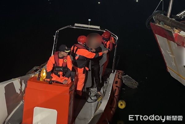 ▲▼男子喝醉跌落烏石港。（圖／記者游芳男翻攝）