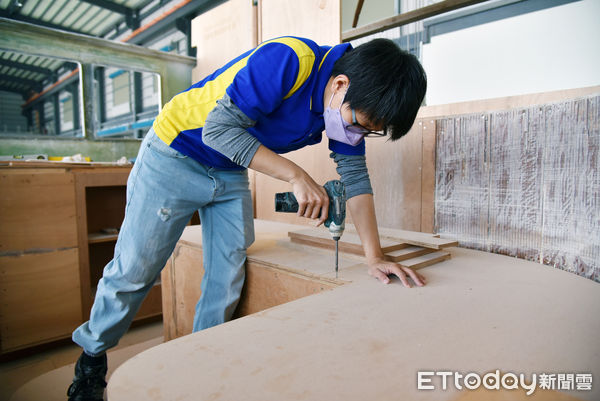 ▲34歲游慧蓉報名參加勞動部雲嘉南分署職訓課程學木工，經過6個月培訓，不僅取得家具木工丙級證照，尚未結訓就已被遊艇公司延攬上班。（圖／記者林東良翻攝，下同）