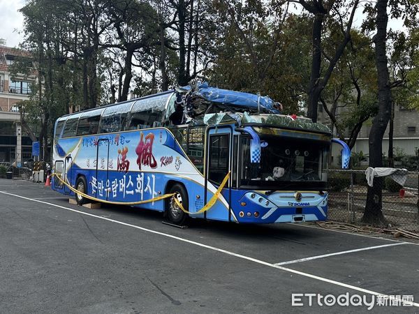 ▲▼高雄遊覽車撞涵洞，釀1死。（圖／記者陳宏瑞攝）