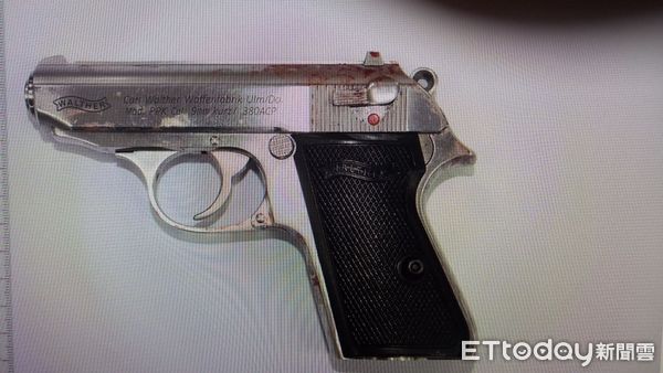 ▲警方逮捕強盜銀樓的李男犯案所持的PPK改造手槍。（圖／記者張君豪翻攝）