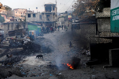 海地動亂「燒進富人區」路邊見死屍！　美國政府派出直升機撤僑
