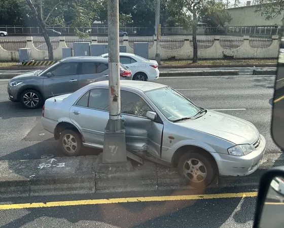▲▼貨櫃車變換車道釀禍！轎車遭撞上安全島燈桿，車門凹一大塊。（圖／記者賴文萱翻攝）