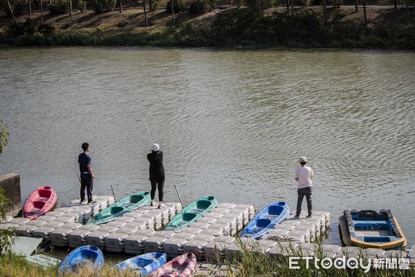 ▲嘉南藥理大學環境資源管理系黃大駿老師，帶著學生來到台南、高雄交界二仁溪流域教育中心，為台灣濕地保護聯盟成員，進行認識與移除外來種的生態教育課程。（圖／記者林東良翻攝，下同）