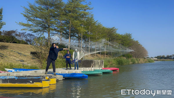 ▲嘉南藥理大學環境資源管理系黃大駿老師，帶著學生來到台南、高雄交界二仁溪流域教育中心，為台灣濕地保護聯盟成員，進行認識與移除外來種的生態教育課程。（圖／記者林東良翻攝，下同）