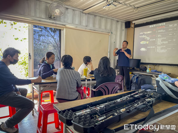 ▲嘉南藥理大學環境資源管理系黃大駿老師，帶著學生來到台南、高雄交界二仁溪流域教育中心，為台灣濕地保護聯盟成員，進行認識與移除外來種的生態教育課程。（圖／記者林東良翻攝，下同）