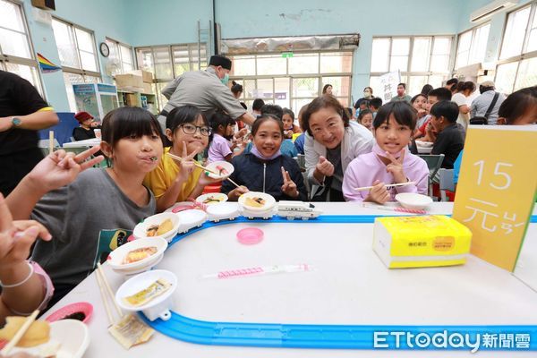 ▲恆春基督教醫院與高雄趁鱻壽司餐車在兒童節前夕幫遍鄉童圓吃壽夢             。（圖／記者陳崑福翻攝）