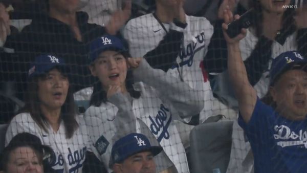 大谷翔平的妻子田中真美子在場邊觀賽為大谷加油。（翻攝自X）