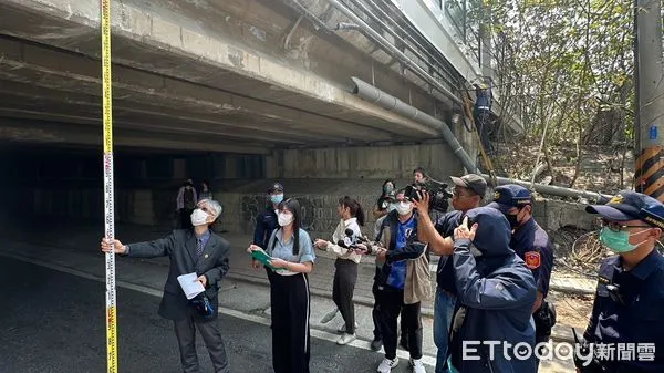 ▲▼檢察官帶著司機到現場，丈量涵洞高度。（圖／記者陳宏瑞攝）