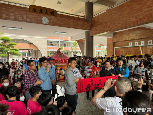 ▲白沙屯媽祖鑾轎衝上88台階穿越林內神社遺址進入淵明國中賜福全校師生。（圖／記者蔡佩旻翻攝）