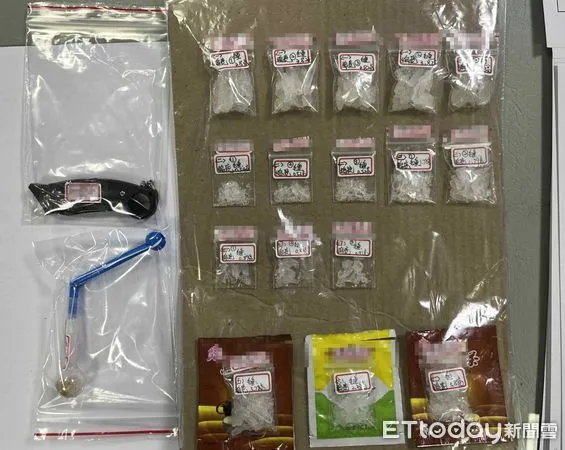 ▲台南市警三分局和順派出所，在安南區安昌街查獲毒鴛鴦通緝犯時，駕駛人張嫌情緒激動拒檢並持刀欲自傷，警方當壓制逮捕起出安非他命共16包。（圖／記者林東良翻攝，下同）