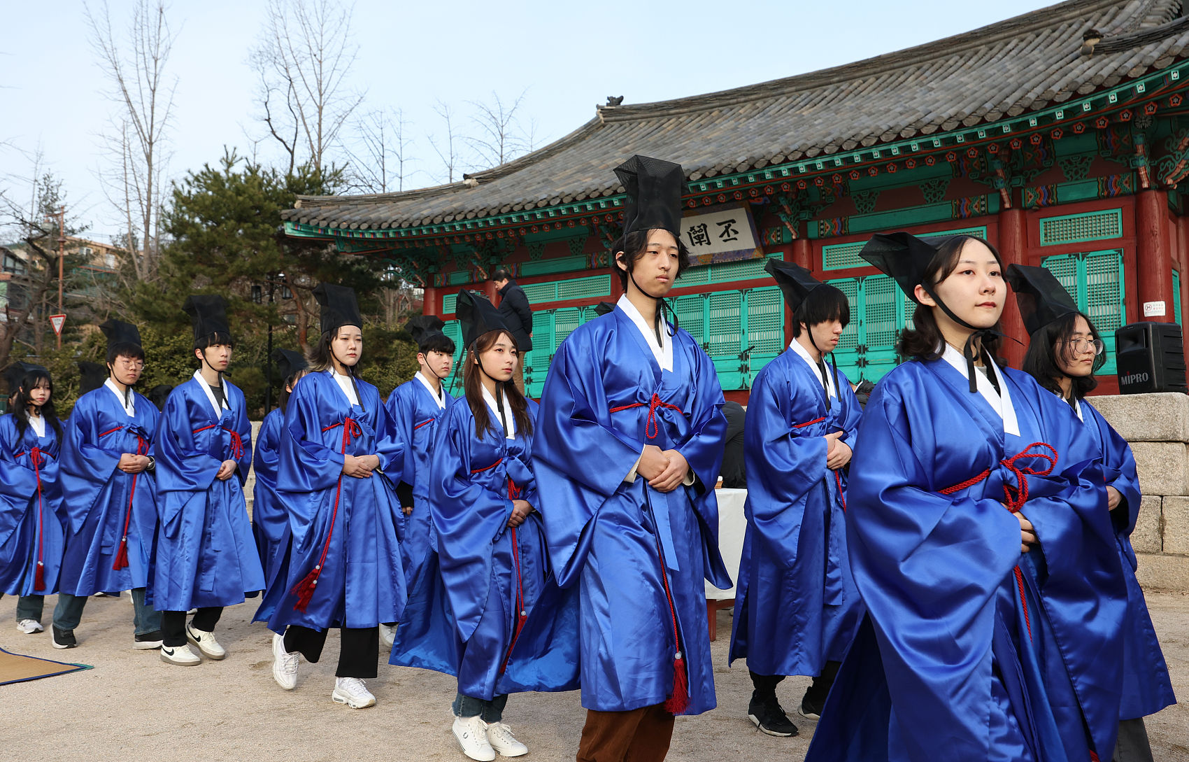 ▲▼南韓首爾成均館大學校內古蹟慘遭塗鴉。圖為今年新生入學時參加告由禮。（圖／VCG）