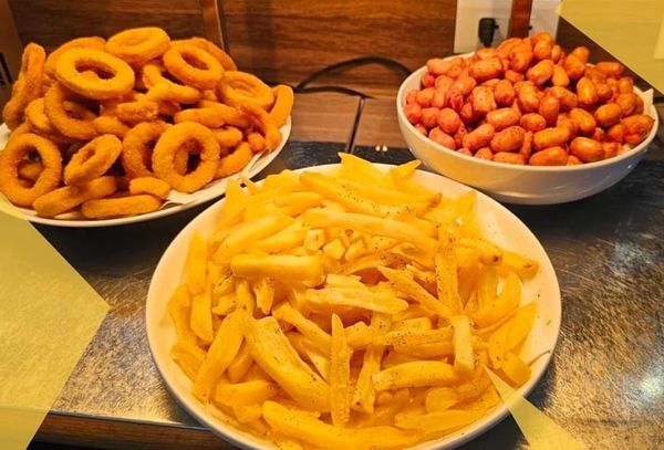 ▲孫東寶這4家門市升級Plus店型　披薩、咖哩飯無限供應。（圖／取自孫東寶牛排館-潮州延平店臉書）