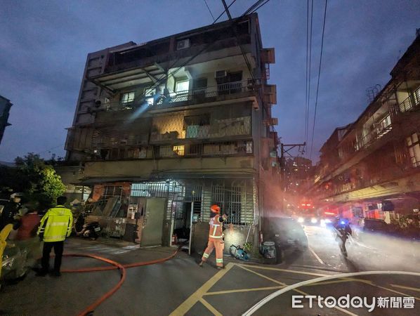 ▲21日晚間汐止秀峰路發生火警、現場濃煙竄出。（圖／記者張君豪翻攝）