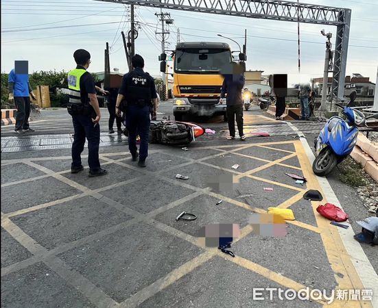 ▲▼快訊／男騎士遭垃圾車「撞到鐵軌上」急救　驚悚畫面曝光。（圖／記者陳崑福翻攝）