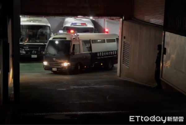 ▲▼陳重文遭羈押「雙手上銬」步上囚車　一臉茫然被押往看守所。（圖／記者莊喬迪攝）