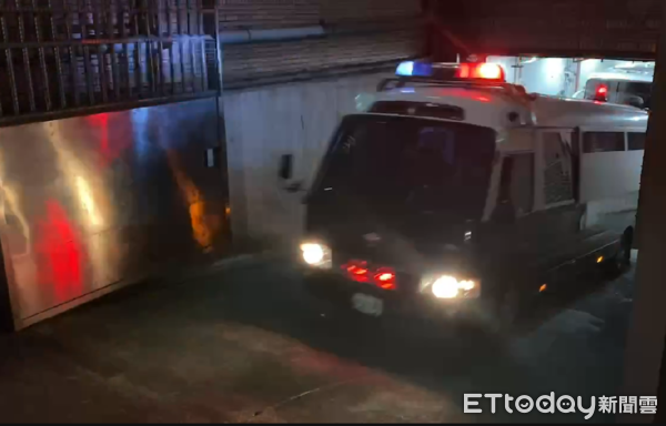 ▲▼陳重文遭羈押「雙手上銬」步上囚車　一臉茫然被押往看守所。（圖／記者黃國霖攝）