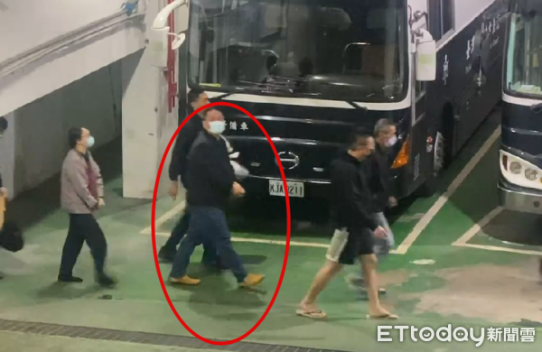 ▲▼陳重文遭羈押「雙手上銬」步上囚車　一臉茫然被押往看守所。（圖／記者黃國霖攝）