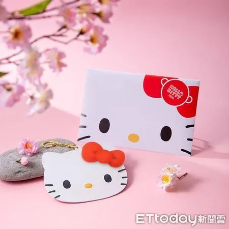 ▲▼「HELLO KITTY 50th巨大造型悠遊卡」掛在包包上超搶眼。（圖／悠遊卡公司提供）