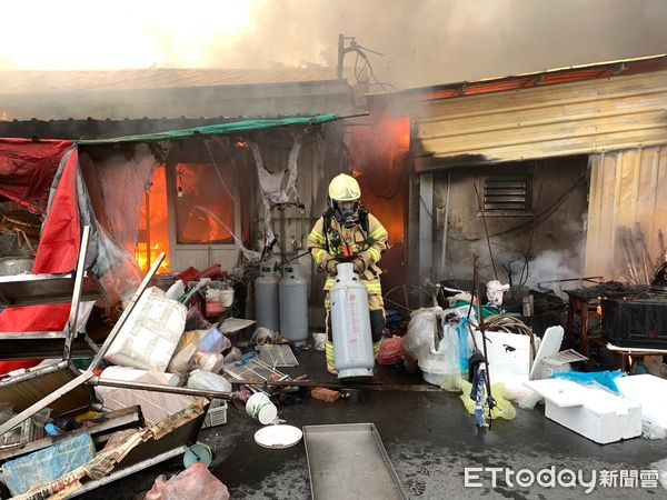 ▲▼        學甲知名虱目魚小吃店火警     。（圖／記者林東良翻攝）