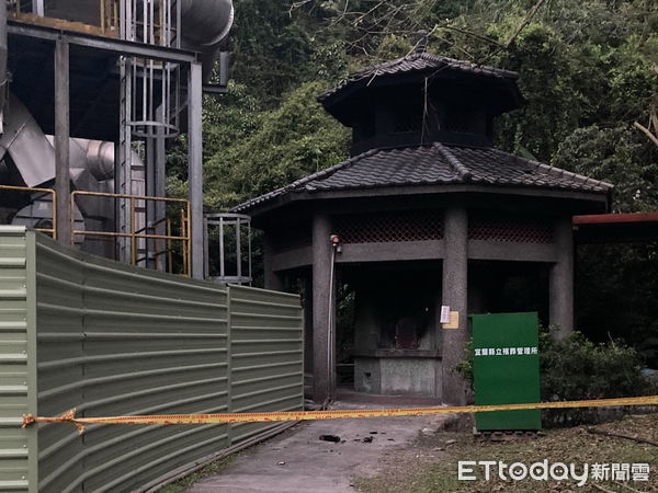 ▲宜蘭員山福園金爐屋簷爆裂石塊砸傷2女。（圖／記者游芳男翻攝）